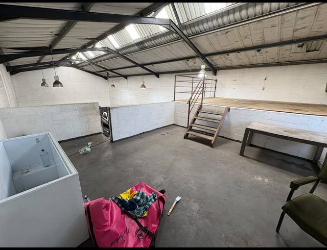 222M² WAREHOUSE TO LET IN GEORGE PARK